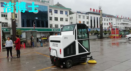 馬路掃地車(chē) 馬路掃地車(chē)