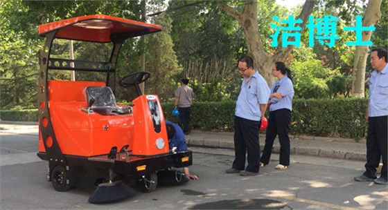 駕駛電動(dòng)掃地車(chē)