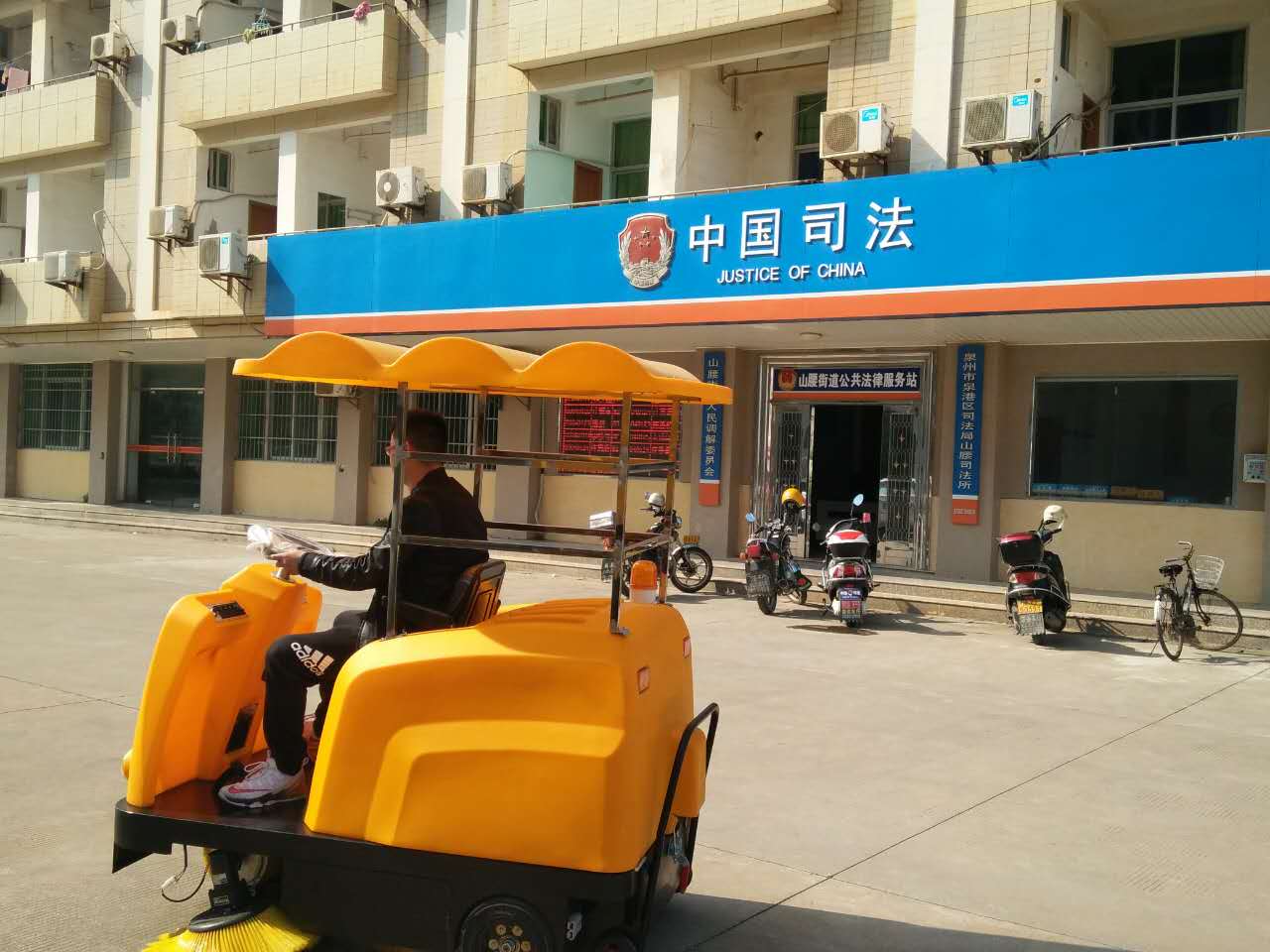 驚！一輛潔博士路面清掃機，惹得員工搶著(zhù)干活？