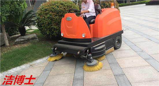駕駛掃地車(chē)