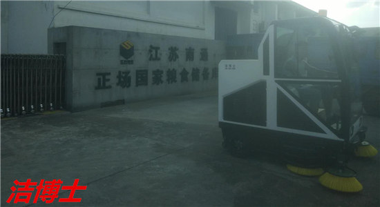 駕駛掃地車(chē)