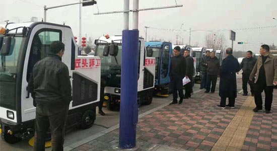 南京潔美售后服務(wù)工程師現場(chǎng)進(jìn)行掃地車(chē)操作培訓